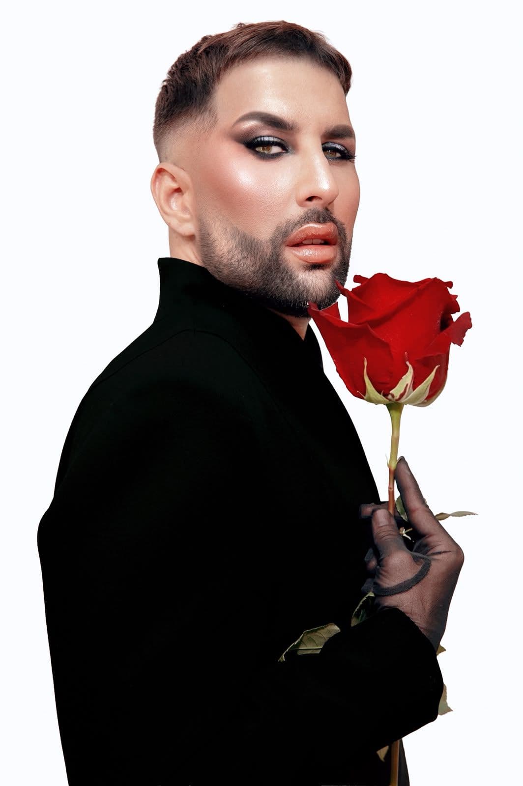 Retrato de Andony Artiles con una rosa roja