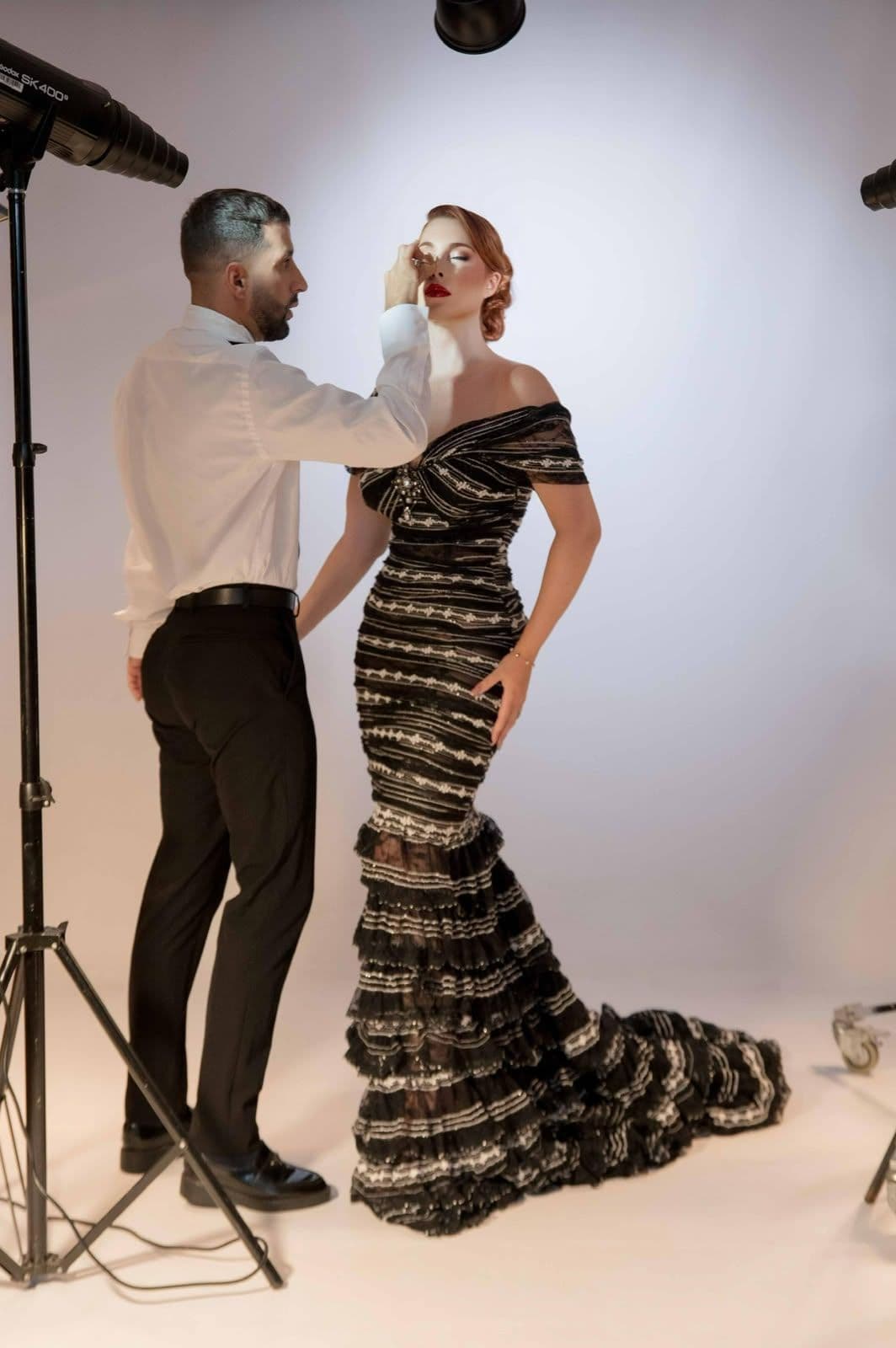 Andony Artiles retocando el maquillaje de una modelo en el plató