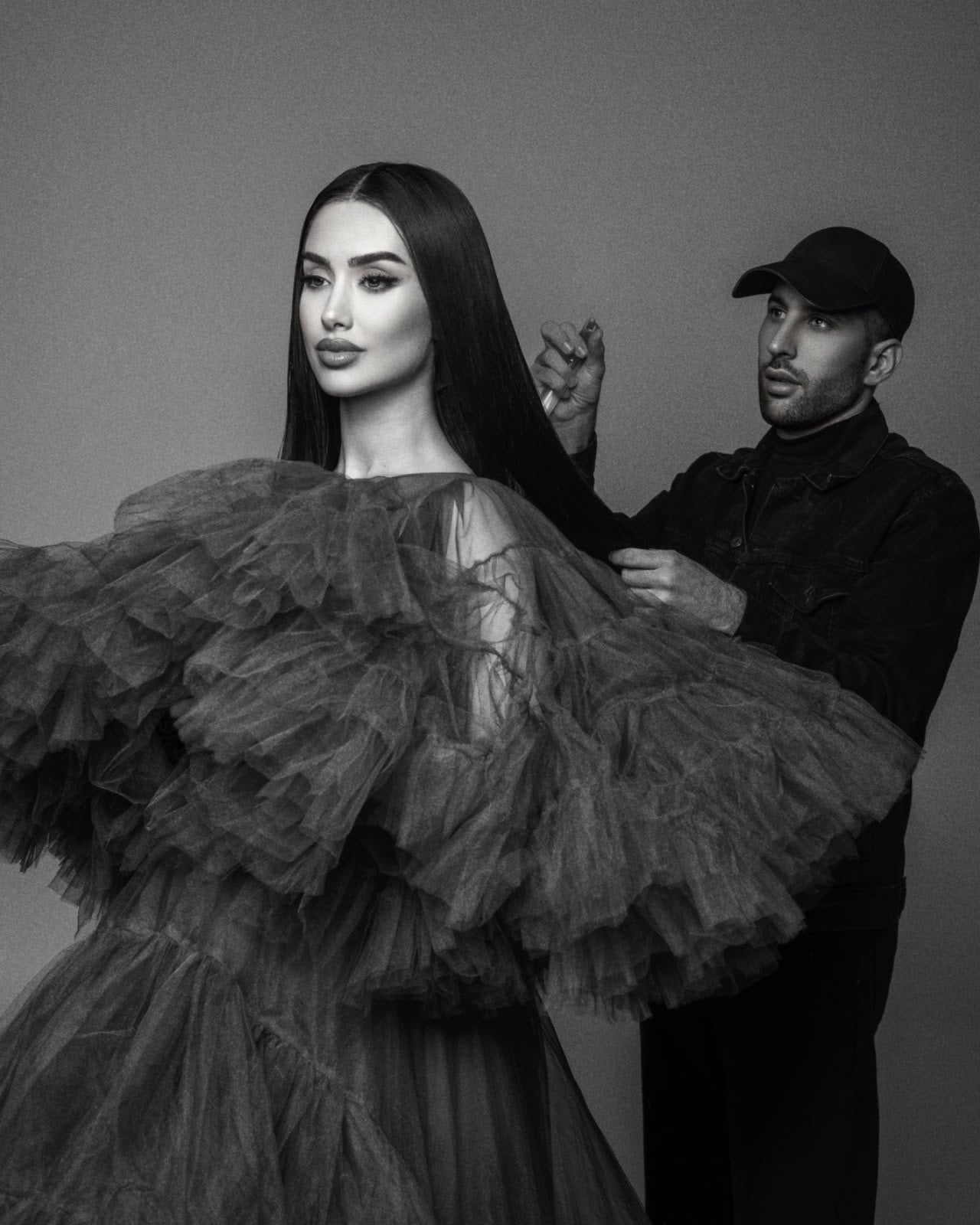 Andony Artiles ajustando el vestido de una modelo en una sesión editorial