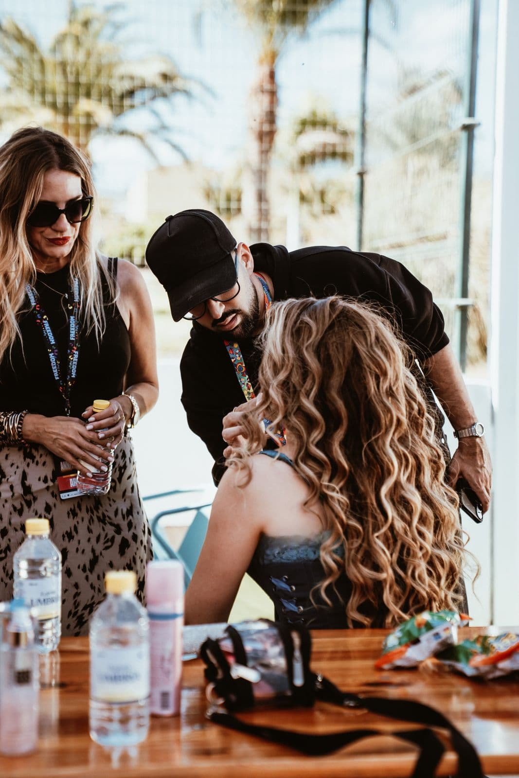 Andony Artiles trabajando con un grupo en una sesión de maquillaje