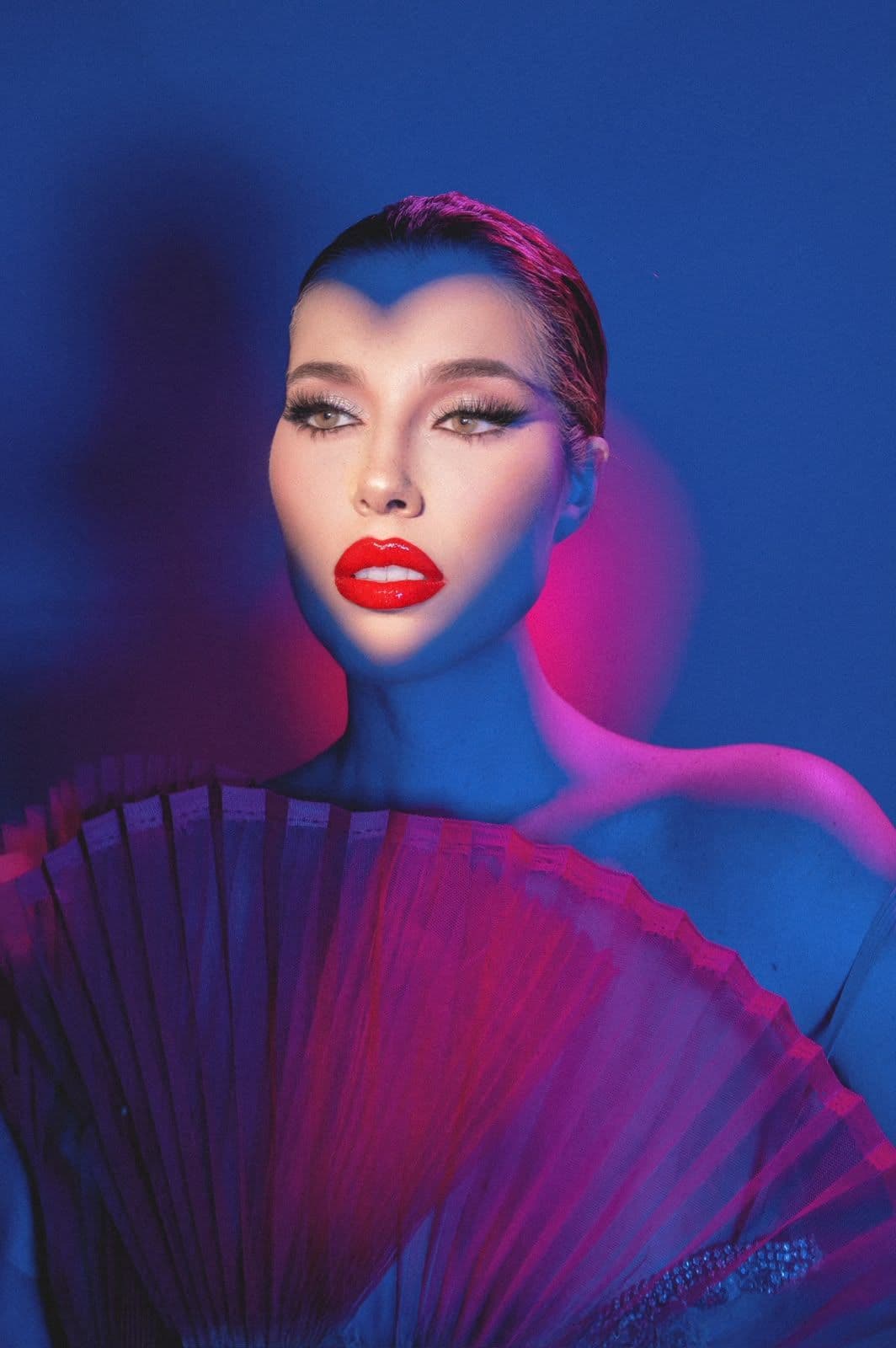 Editorial de color con abanico y labios rojos