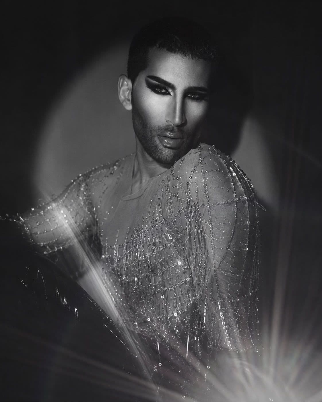 Editorial en blanco y negro con destellos