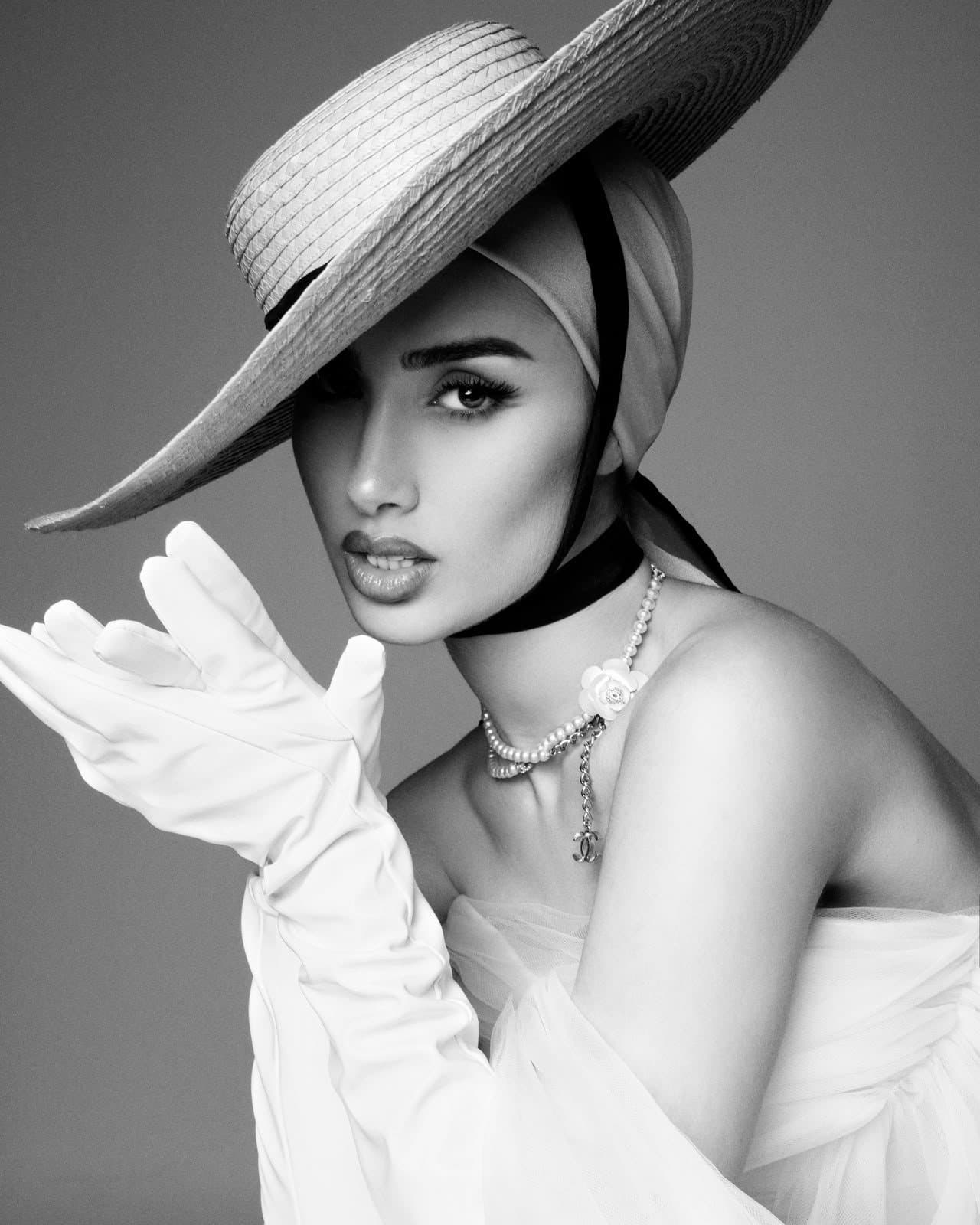 Editorial en blanco y negro con pamela y guantes, maquillaje de Andony Artiles