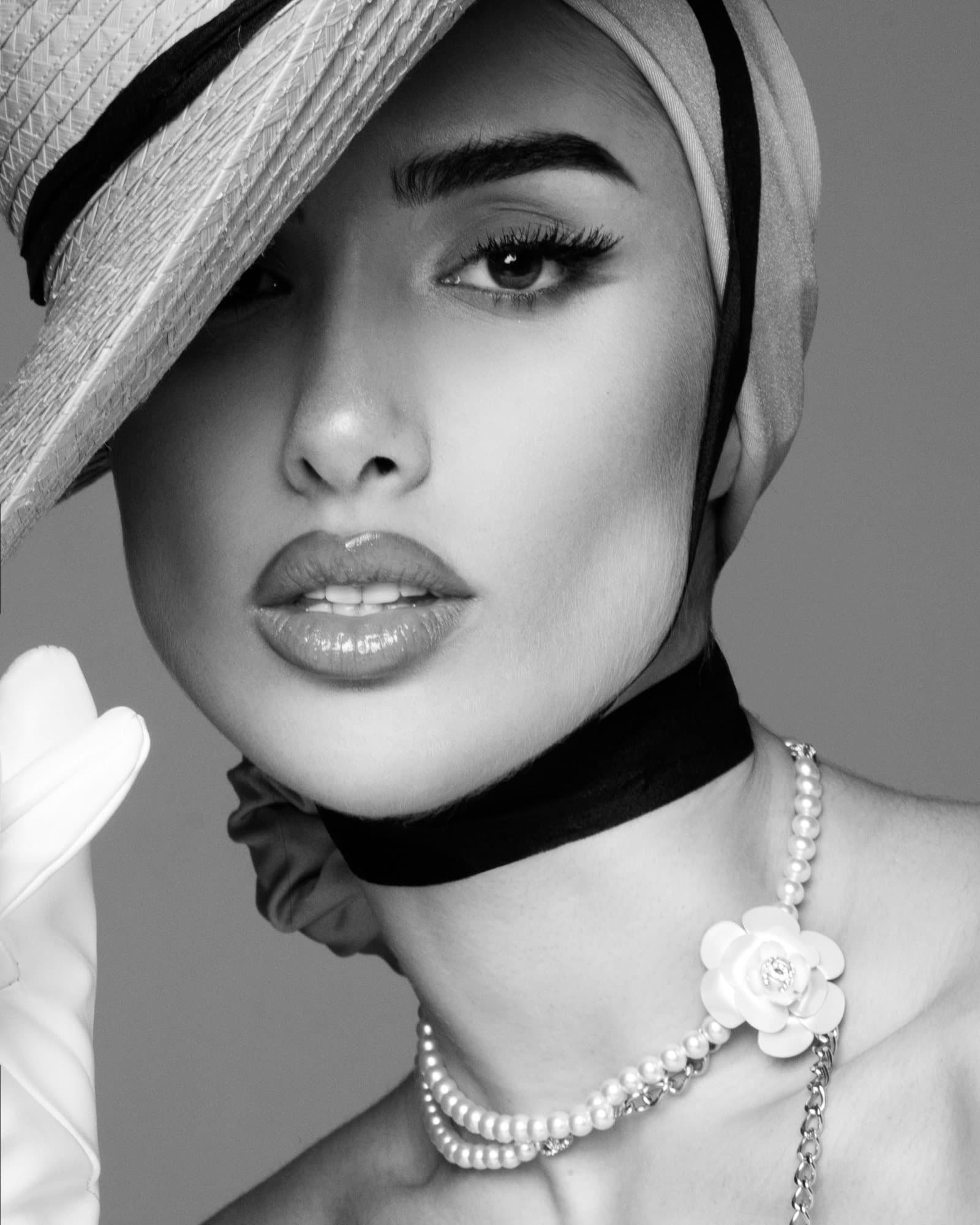 Primer plano editorial en blanco y negro con gargantilla de perlas