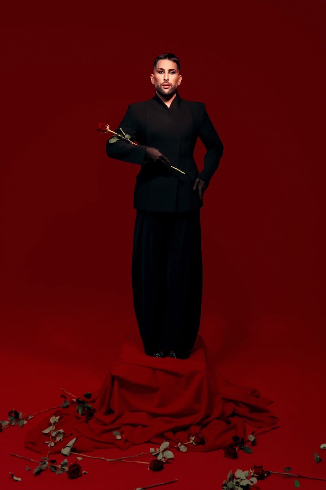 Retrato de Andony Artiles con rosas rojas
